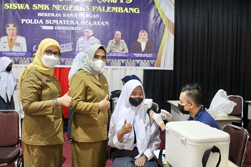 Vaksinasi Siswa/i SMK Negeri 3 Palembang bekerja sama dengan Polda Sumatera Selatan
